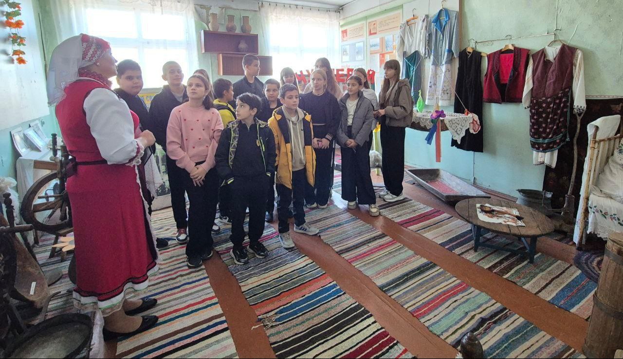 Мы едины. В Богдановской сельской библиотеке прошло патриотическое мероприятие ко Дню народного единства под названием "Мы едины" Мы едины. В Богдановской сельской библиотеке прошло патриотическое мероприятие ко Дню народного единства под названием "Мы едины"