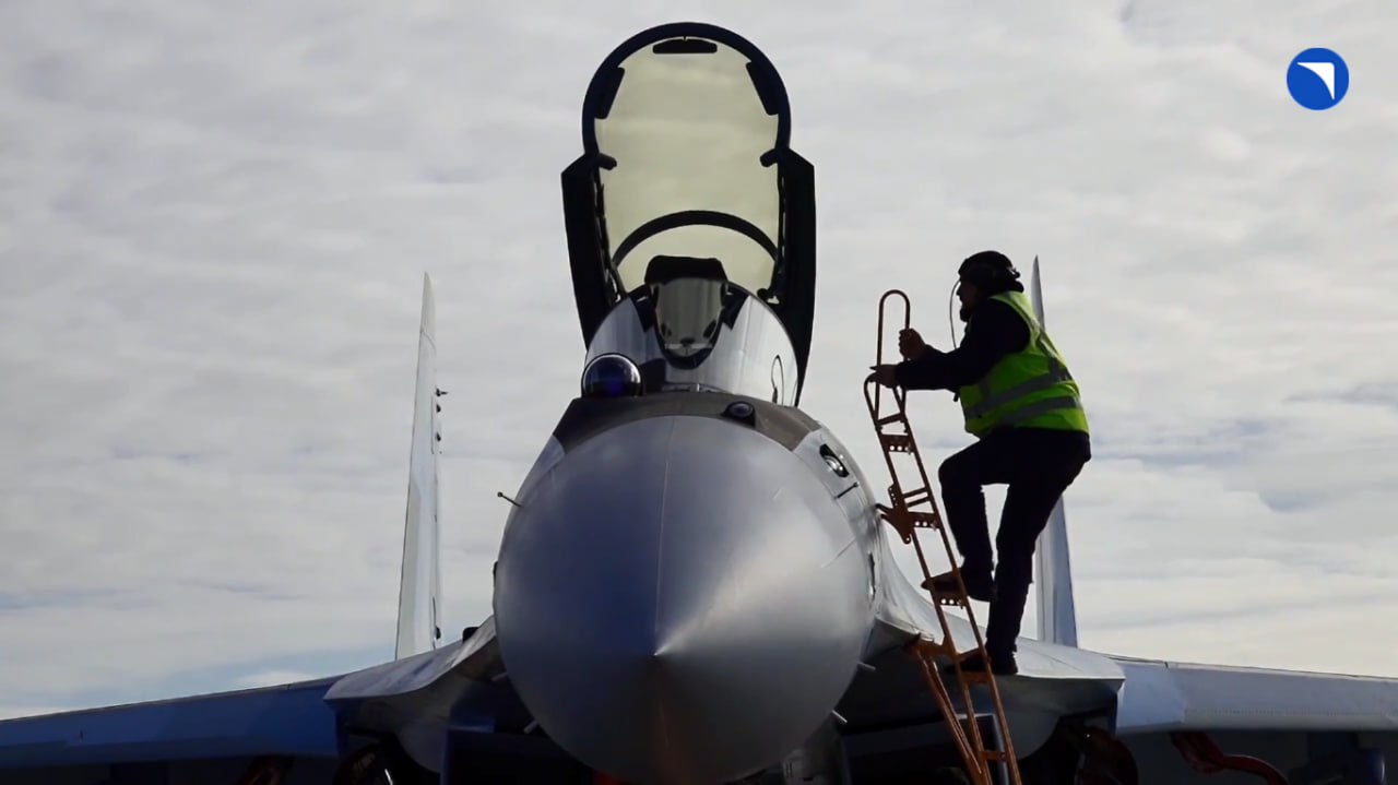 Российские военные лётчики получили новую партию истребителей Су-35С, сообщает пресс-служба Объединённой авиастроительной корпорации Российские военные лётчики получили новую партию истребителей Су-35С, сообщает пресс-служба Объединённой авиастроительной корпорации