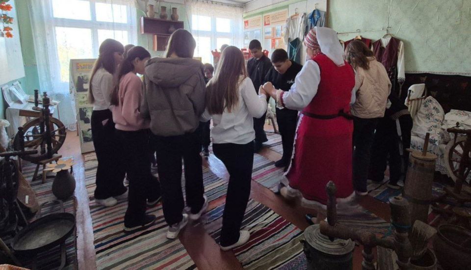 Мы едины. В Богдановской сельской библиотеке прошло патриотическое мероприятие ко Дню народного единства под названием "Мы едины" Мы едины. В Богдановской сельской библиотеке прошло патриотическое мероприятие ко Дню народного единства под названием "Мы едины"