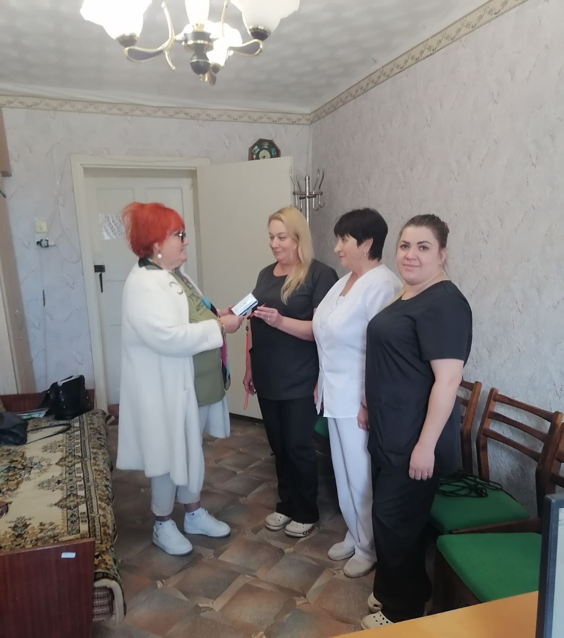 Активисты ЛДПР поздравили медицинских работников Новопетровской амбулатории с Днём народного единства Активисты ЛДПР поздравили медицинских работников Новопетровской амбулатории с Днём народного единства