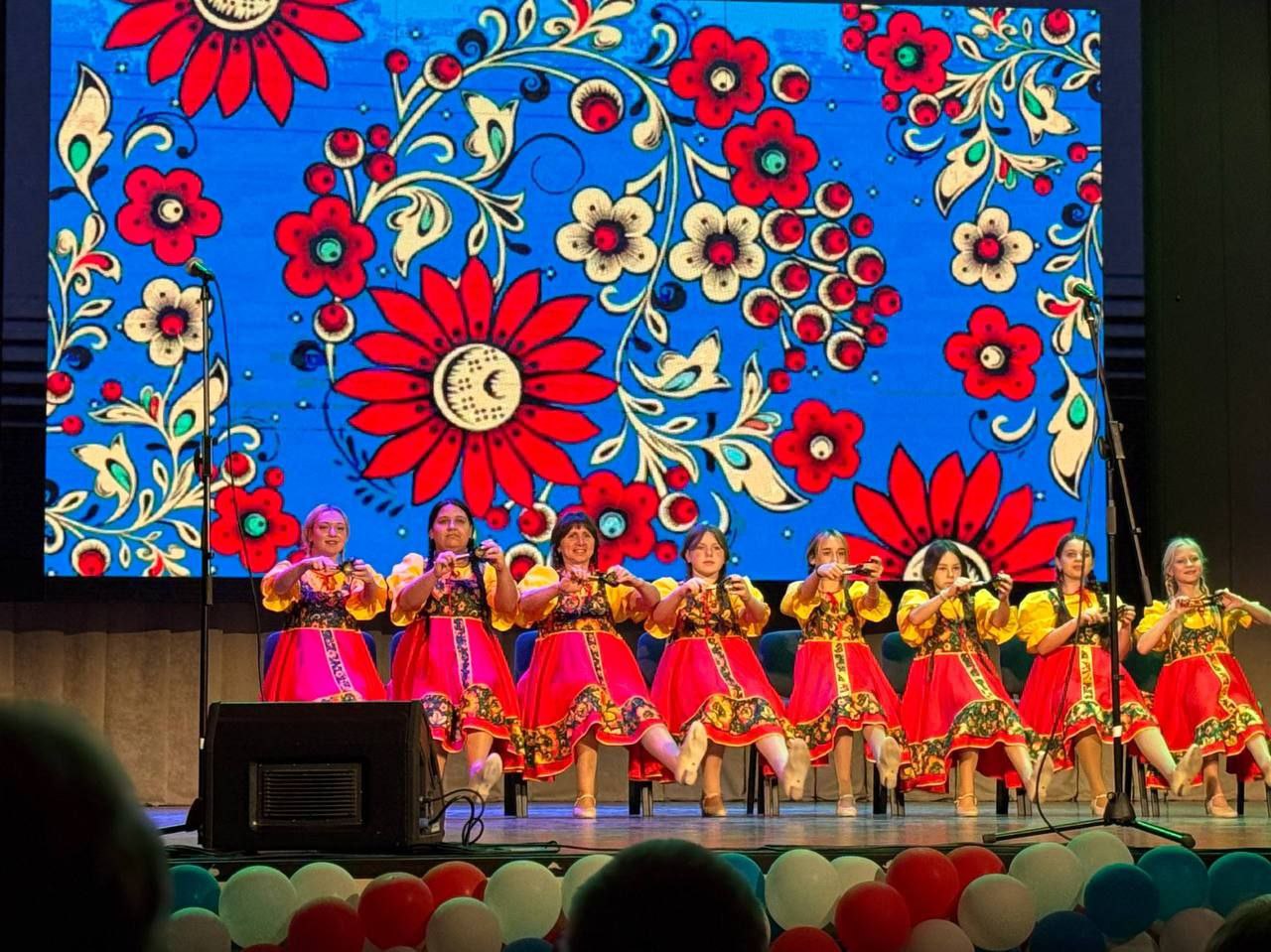 1 ноября по случаю празднования Дня народного единства во Дворце культуры Железнодорожников прошел торжественный концерт для работников и пенсионеров Мелитополь-Херсонского филиала ФГУП "ЖДН" 1 ноября по случаю празднования Дня народного единства во Дворце культуры Железнодорожников прошел торжественный концерт для работников и пенсионеров Мелитополь-Херсонского филиала ФГУП "ЖДН"