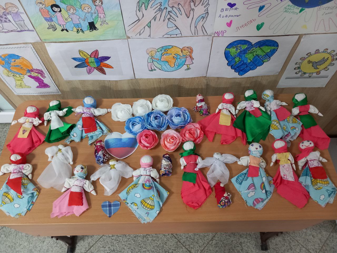 В преддверии важного государственного праздника – Дня народного единства – для ребят из кружка декоративно-прикладного творчества «Фантазия» провели увлекательный мастер-класс В преддверии важного государственного праздника – Дня народного единства – для ребят из кружка декоративно-прикладного творчества «Фантазия» провели увлекательный мастер-класс