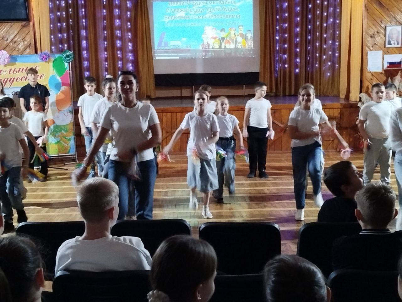 31.10.25г. в ГБУ ОО ЗО "СОШ 4" г. Мелитополь состоялось торжественное мероприятие, приуроченное к Дню народного единства 31.10.25г. в ГБУ ОО ЗО "СОШ 4" г. Мелитополь состоялось торжественное мероприятие, приуроченное к Дню народного единства