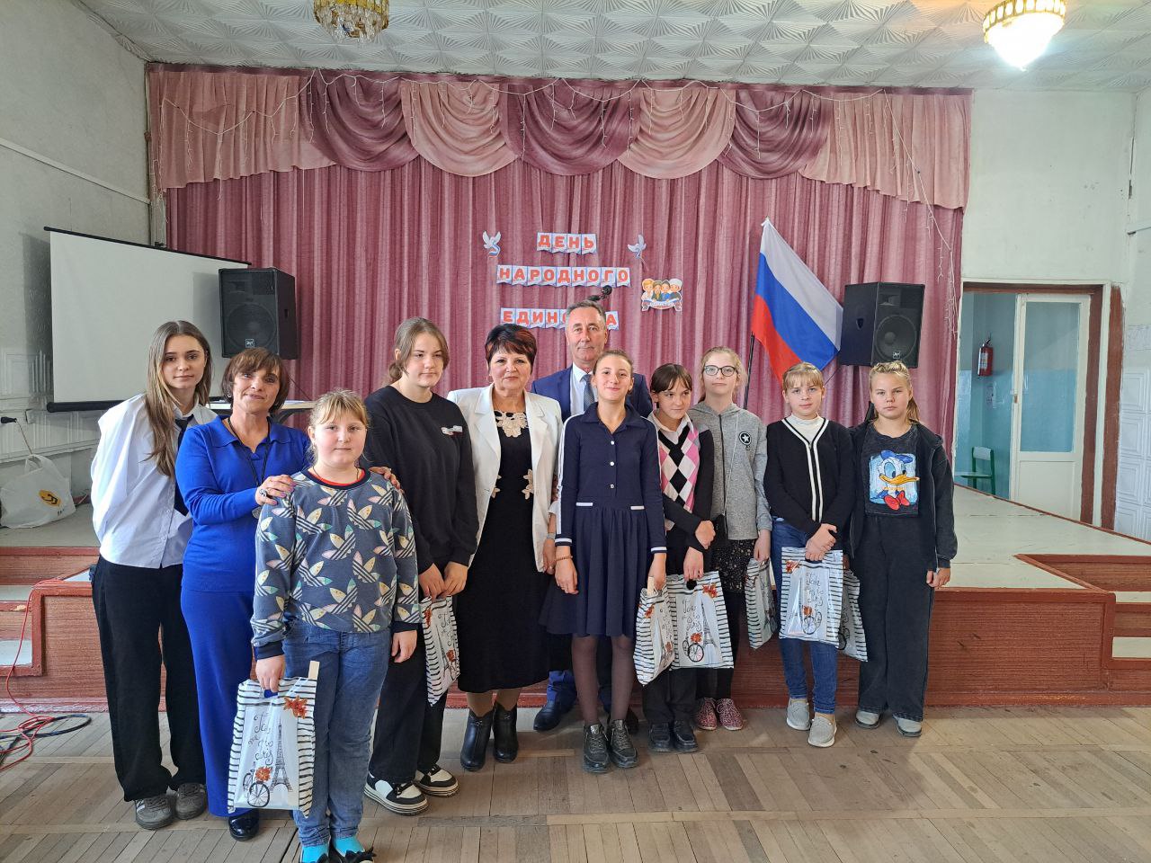 В преддверии Дня народного единства председатель территориальной избирательной комиссии Пологовского муниципального округа в Чапаевской средней школе для учеников 2 - 9 классов провела тематическое мероприятие "Моя Россия"...