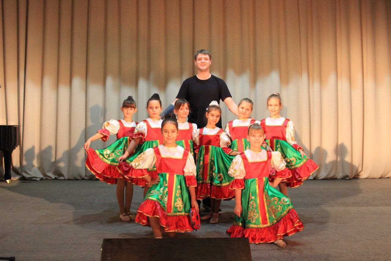 В Токмакской детской школе искусств прошел замечательный концерт, посвященный Дню народного единства, который мы отмечаем 4 ноября В Токмакской детской школе искусств прошел замечательный концерт, посвященный Дню народного единства, который мы отмечаем 4 ноября