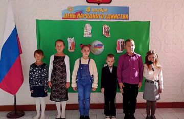 Пускай народ России Всегда единым будет, Чтоб беды не косили, Чтоб радовались люди, Чтоб было счастье ярким, Как радость материнства, В пылу объятий жарких Народного единства!