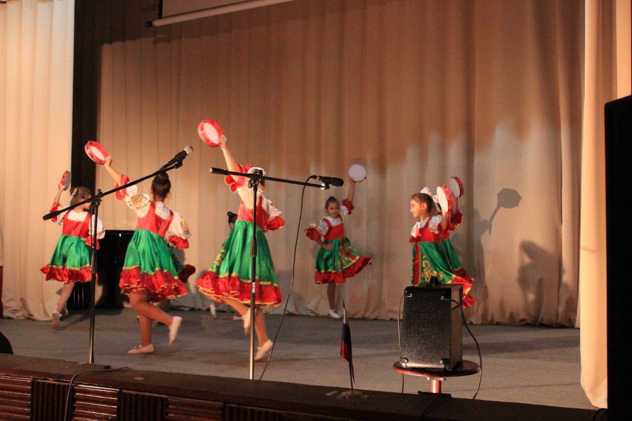 В Токмакской детской школе искусств прошел замечательный концерт, посвященный Дню народного единства, который мы отмечаем 4 ноября