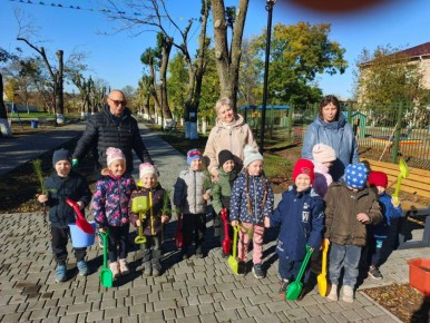 В рамках экологической акции, приуроченной ко Дню народного единства и по инициативе Администрации, воспитанники ГБУ ДОО ЗО «Азовский детский сад №4 «Жемчужинка» Бердянского района высадили молодые сосенки в парке Победы!