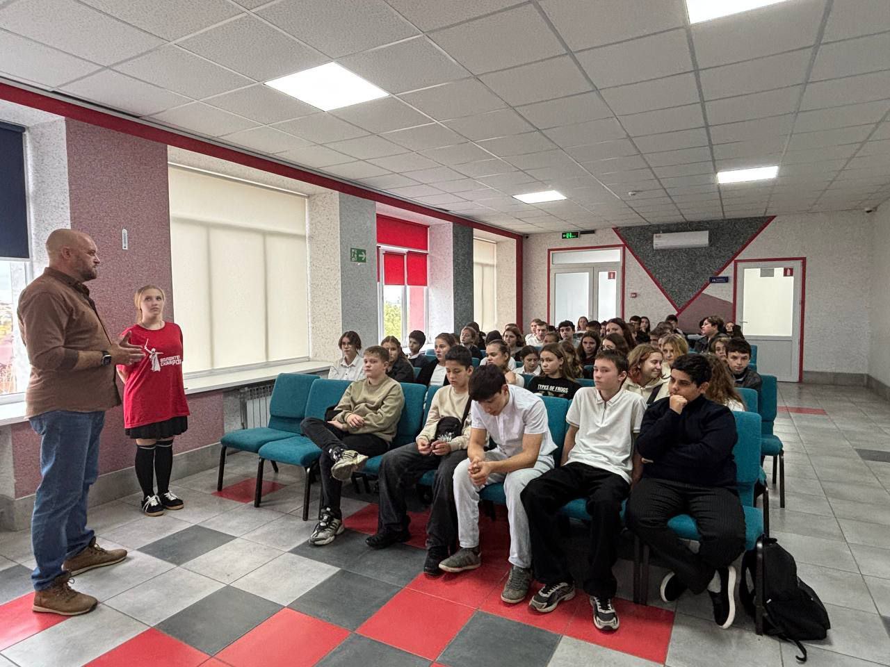 Руководитель Запорожского областного отделения ВООВ «БОЕВОЕ БРАТСТВО» провёл урок мужества для учеников ГБУ ОО ЗО «СОШ №8 им. дважды Героя Советского Союза Петрова В. С.» г. Мелитополь Руководитель Запорожского областного отделения ВООВ «БОЕВОЕ БРАТСТВО» провёл урок мужества для учеников ГБУ ОО ЗО «СОШ №8 им. дважды Героя Советского Союза Петрова В. С.» г. Мелитополь