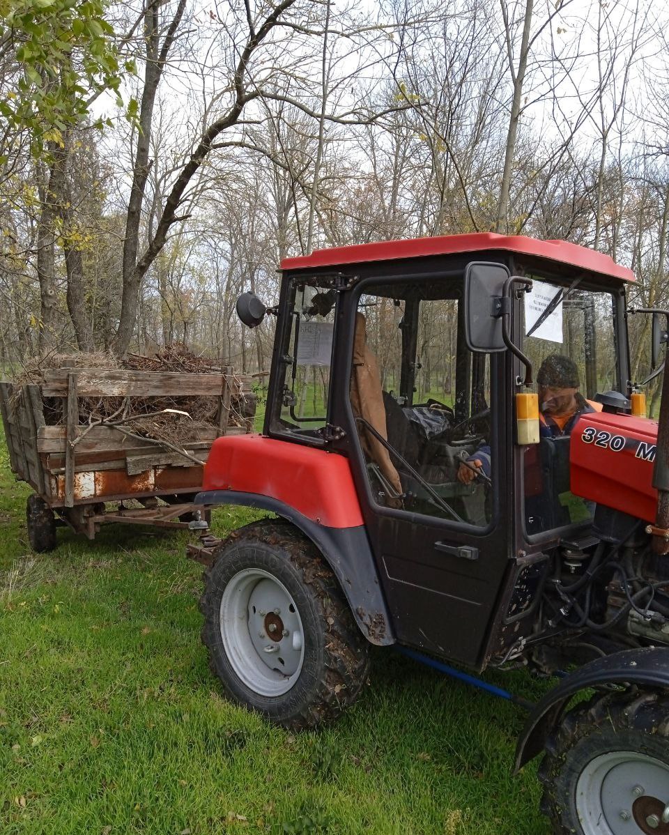 Сотрудники МБУ «Жилсервис» провели работы по благоустройству в селе Заречное Сотрудники МБУ «Жилсервис» провели работы по благоустройству в селе Заречное