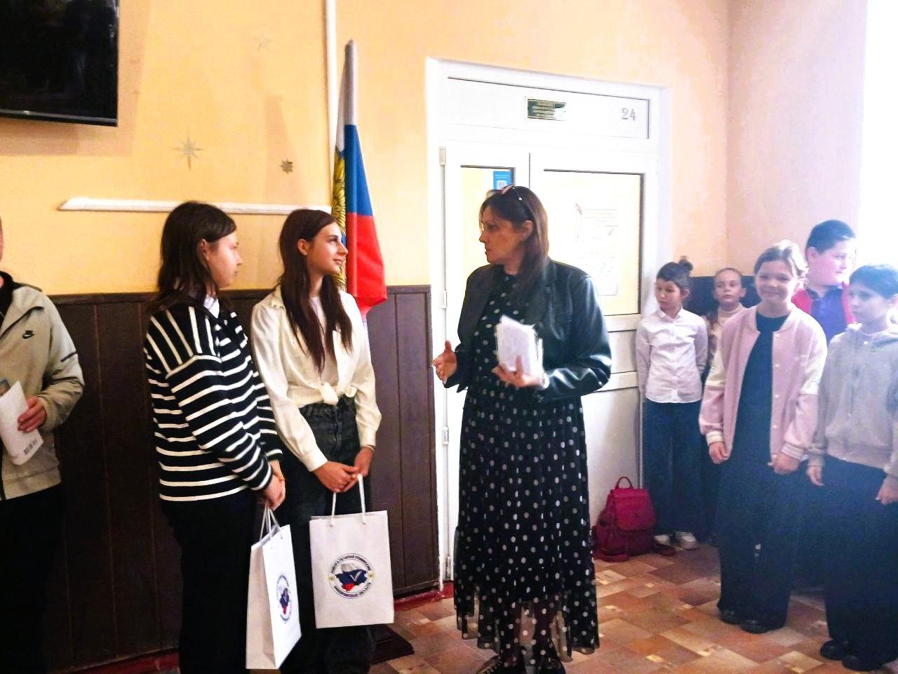 Председатель ТИК №16 приняла участие в торжественной линейке, посвящённой Дню народного единства, в школе-интернате «ОШИПВ» г. Каменка-Днепровская Председатель ТИК №16 приняла участие в торжественной линейке, посвящённой Дню народного единства, в школе-интернате «ОШИПВ» г. Каменка-Днепровская