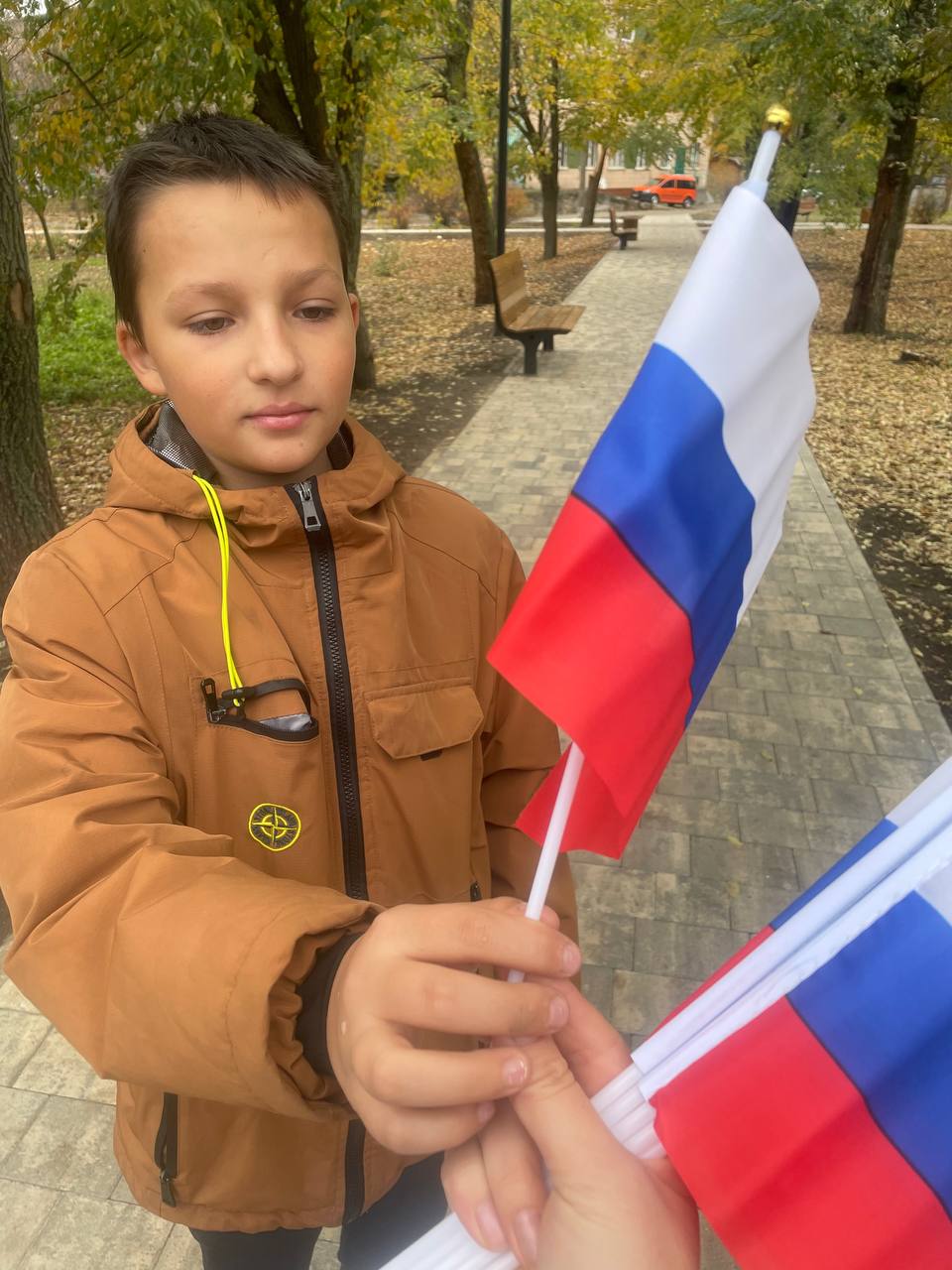 Ко Дню народного единства на улицах Токмака раздавали флажки с триколором Ко Дню народного единства на улицах Токмака раздавали флажки с триколором