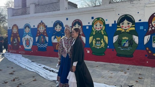 Гигантский флаг России и мурал из 12 матрешек