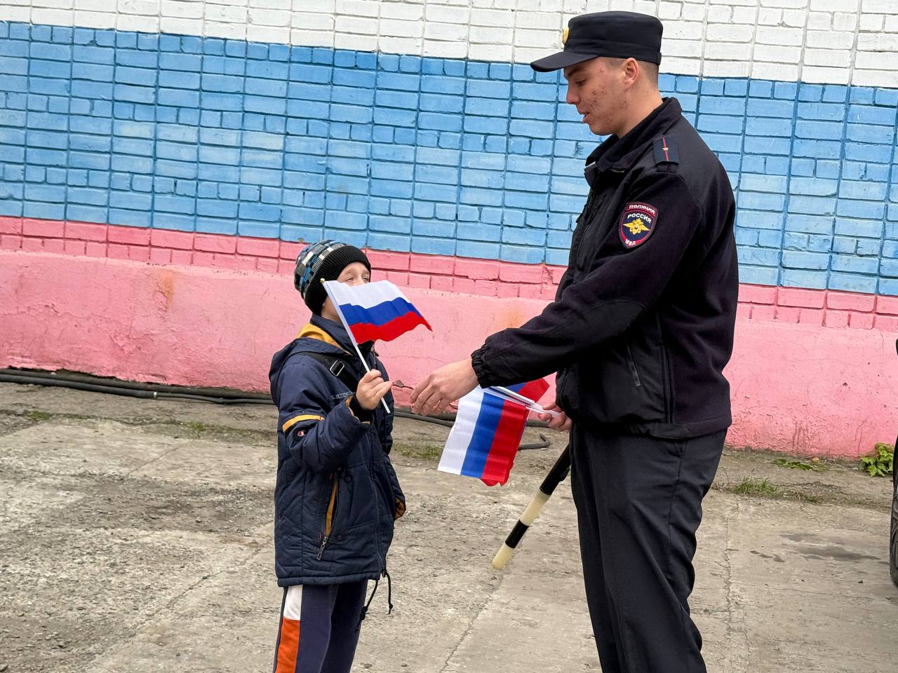 Ко Дню народного единства на улицах Токмака раздавали флажки с триколором Ко Дню народного единства на улицах Токмака раздавали флажки с триколором