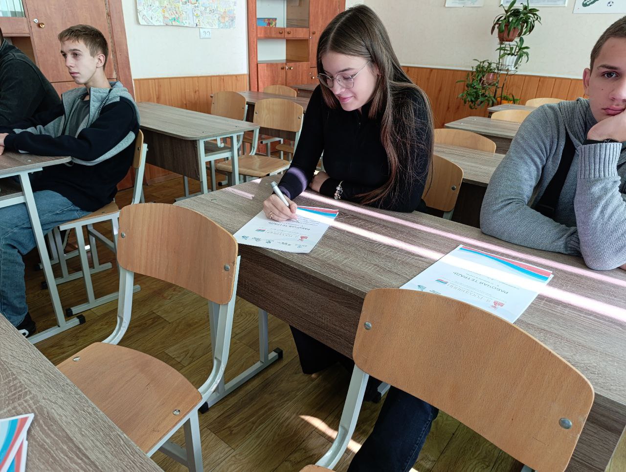 Ученики 7-9 классов Днепрорудненской общеобразовательной школы №1 «София» приняли участие во Всероссийской детской культурно-просветительской акции «Я - россиянин», приуроченной ко Дню народного единства Ученики 7-9 классов Днепрорудненской общеобразовательной школы №1 «София» приняли участие во Всероссийской детской культурно-просветительской акции «Я - россиянин», приуроченной ко Дню народного единства