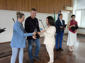 В преддверии Дня народного единства начальник территориального отдела ЗАГС Веселовского района Управления ЗАГС Запорожской области присоединилась к праздничному концерту, который состоялся в Администрации Веселовского...