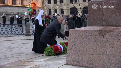 В День народного единства Владимир Путин возложил цветы к памятнику Кузьме Минину и Дмитрию Пожарскому