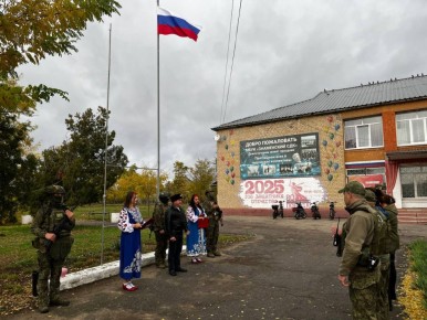 В Каменско-Днепровском районе единороссы провели церемонию подъема флага в День народного единства