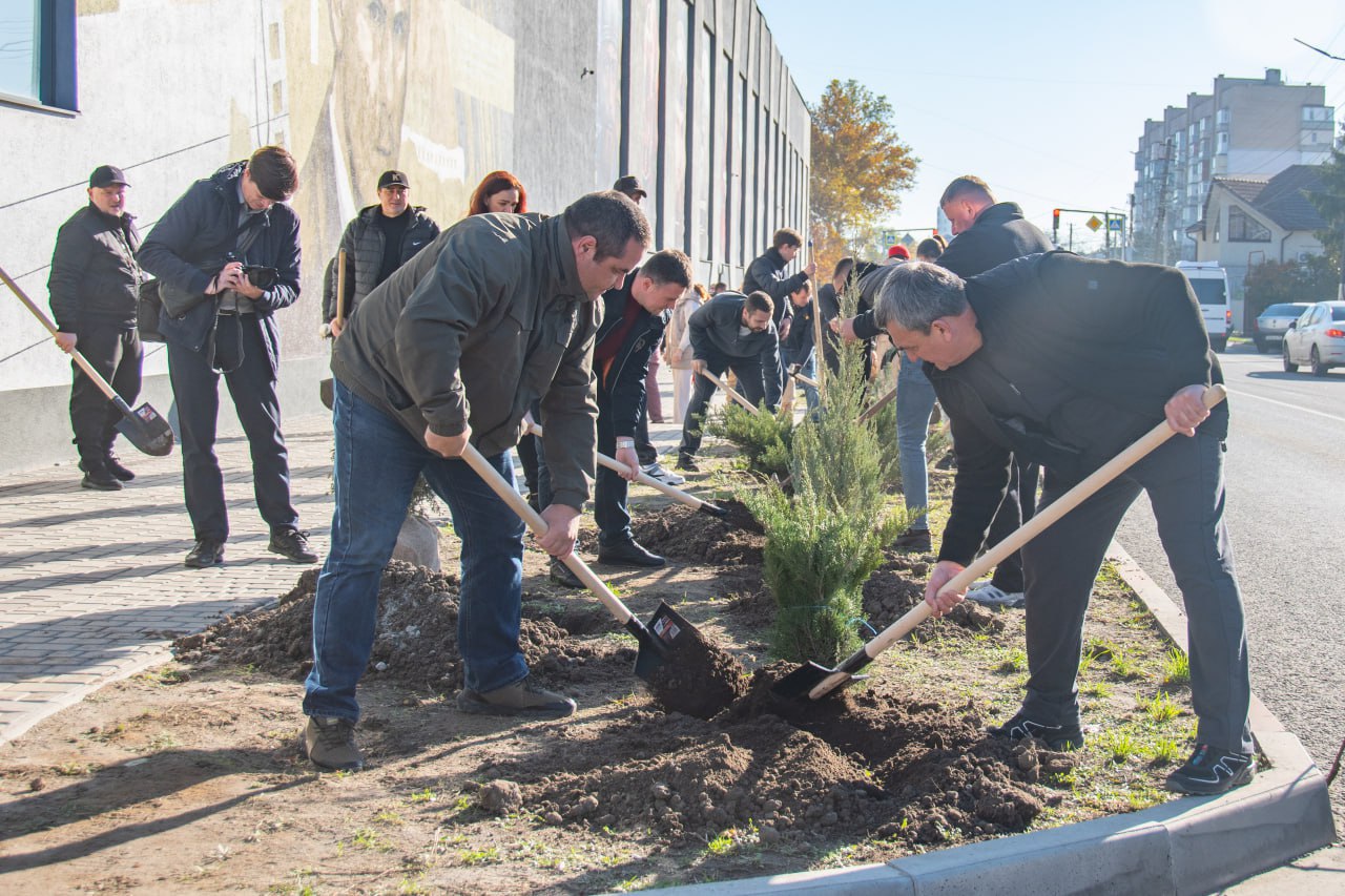 Ко Дню народного единства в Мелитополе состоялась акция по высадке деревьев у мультимедийного парка Ко Дню народного единства в Мелитополе состоялась акция по высадке деревьев у мультимедийного парка