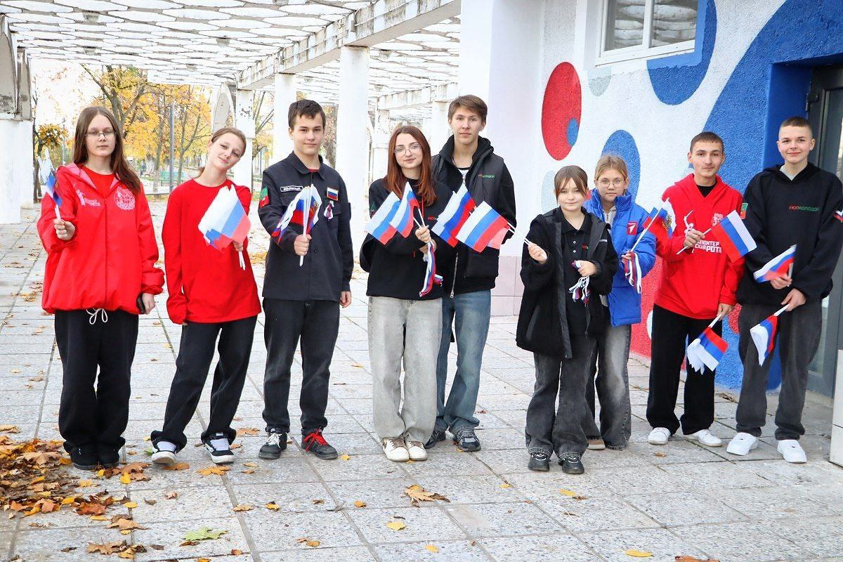 В Энергодаре состоялась акция «Российский триколор»: единство и сплоченность