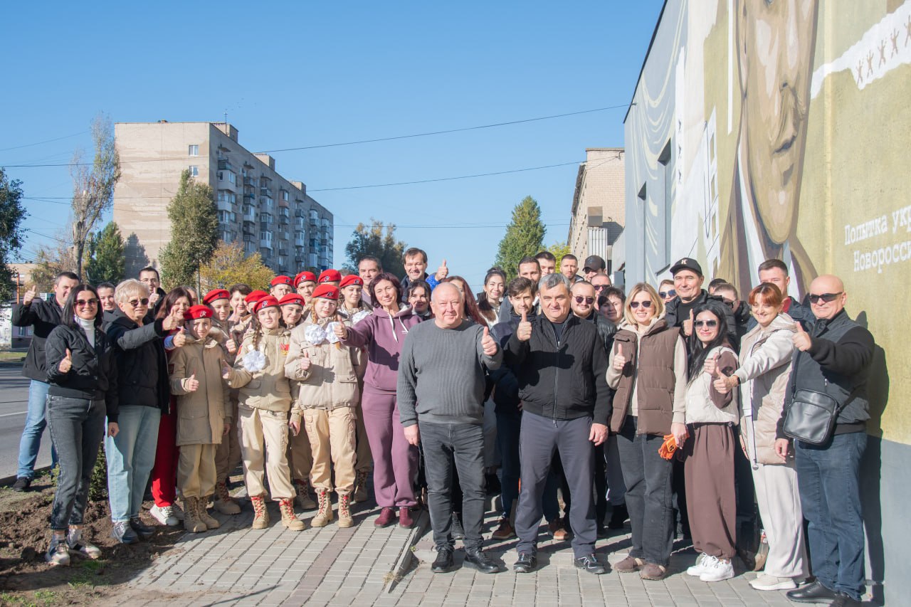 Ко Дню народного единства в Мелитополе состоялась акция по высадке деревьев у мультимедийного парка