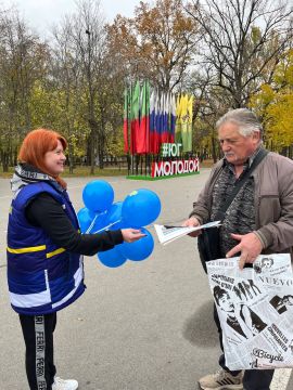 В честь Дня народного единства координатор местного отделения ЛДПР Мелитополя вместе с активистами вышли в городской парк, чтобы поздравить жителей с праздником