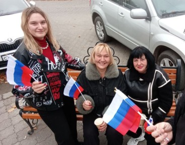 Ко Дню народного единства на улицах Токмака раздавали флажки с триколором