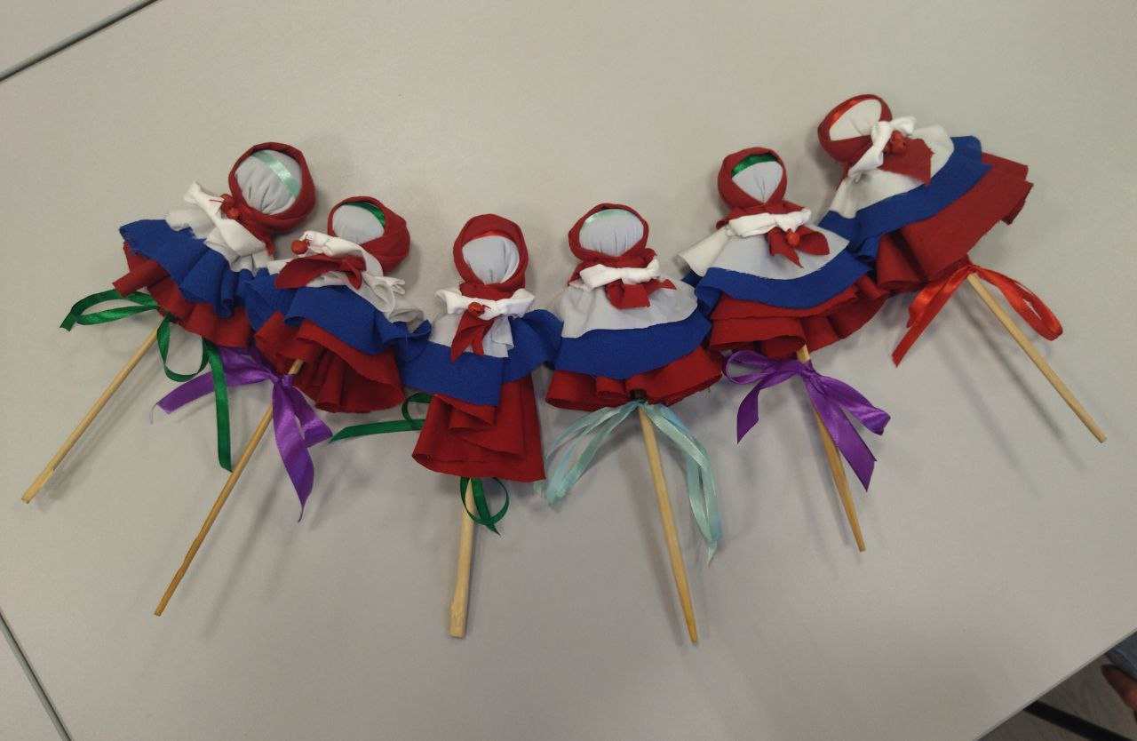 Ко Дню народного единства в Центральной городской модельной библиотеке им. М. Ю. Лермонтова с воспитанниками ГБУ "Комплексный центр социального обслуживания населения" состоялась тематическая встреча "В единстве народа -... Ко Дню народного единства в Центральной городской модельной библиотеке им. М. Ю. Лермонтова с воспитанниками ГБУ "Комплексный центр социального обслуживания населения" состоялась тематическая встреча "В единстве народа -...