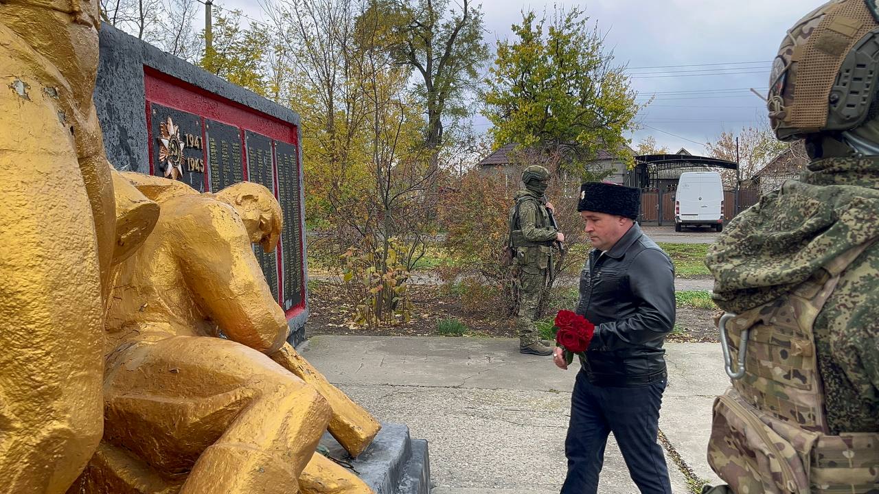 В Каменско-Днепровском районе единороссы провели церемонию подъема флага в День народного единства В Каменско-Днепровском районе единороссы провели церемонию подъема флага в День народного единства