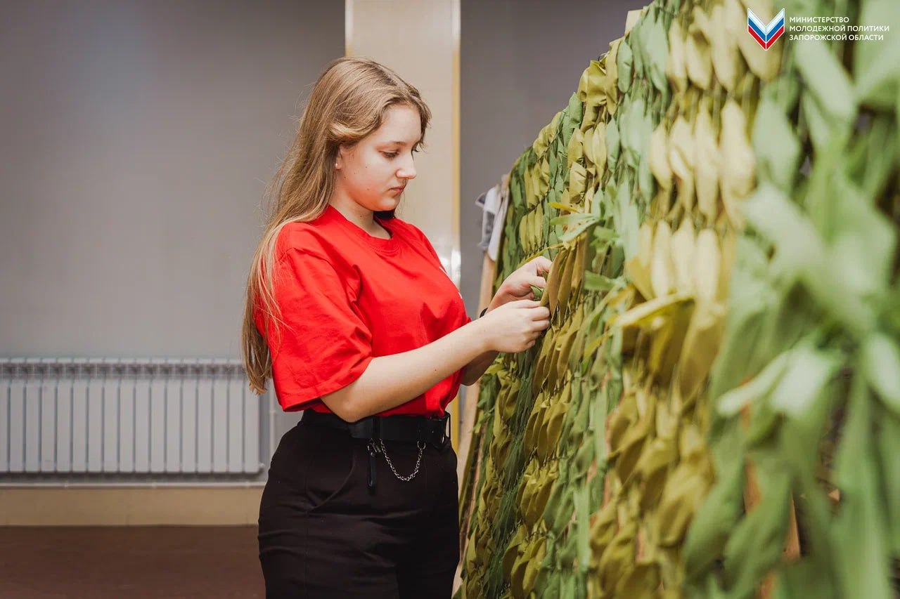 Всероссийская акция «Россия — семья семей»: плетение маскировочных сетей