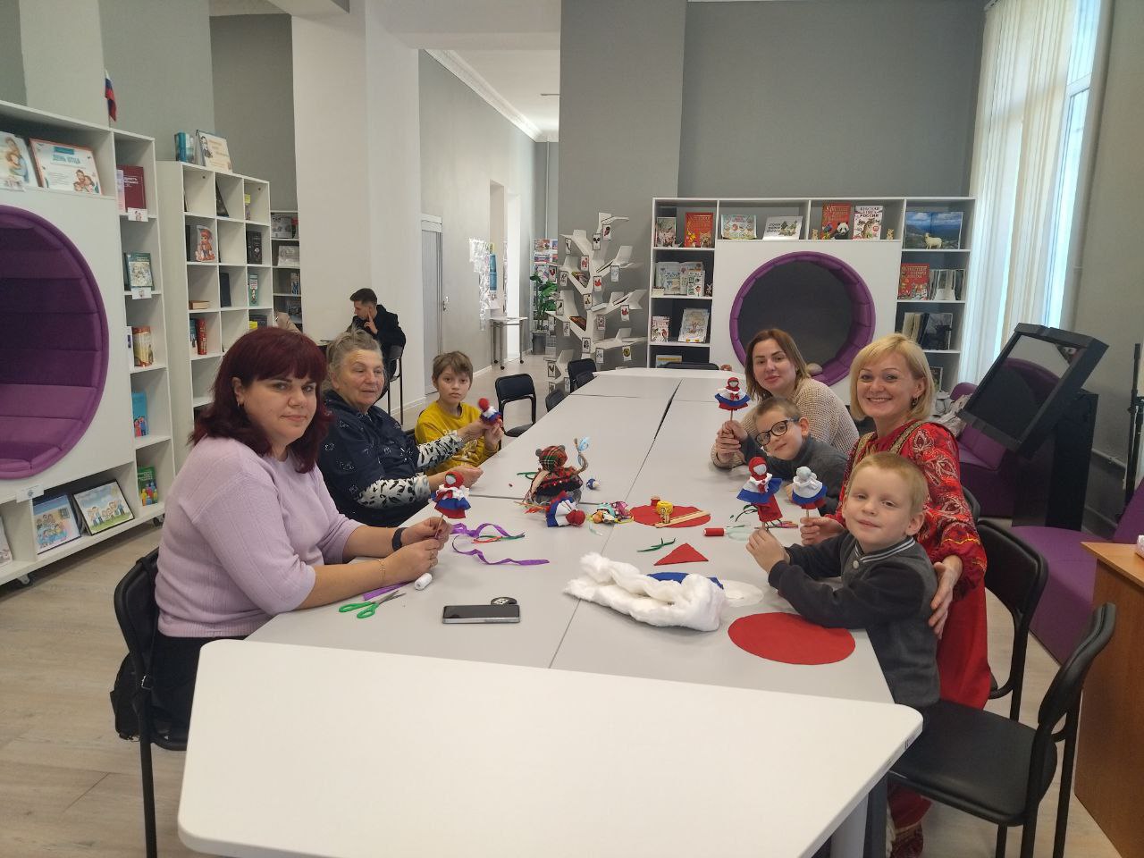 Ко Дню народного единства в Центральной городской модельной библиотеке им. М. Ю. Лермонтова с воспитанниками ГБУ "Комплексный центр социального обслуживания населения" состоялась тематическая встреча "В единстве народа -... Ко Дню народного единства в Центральной городской модельной библиотеке им. М. Ю. Лермонтова с воспитанниками ГБУ "Комплексный центр социального обслуживания населения" состоялась тематическая встреча "В единстве народа -...