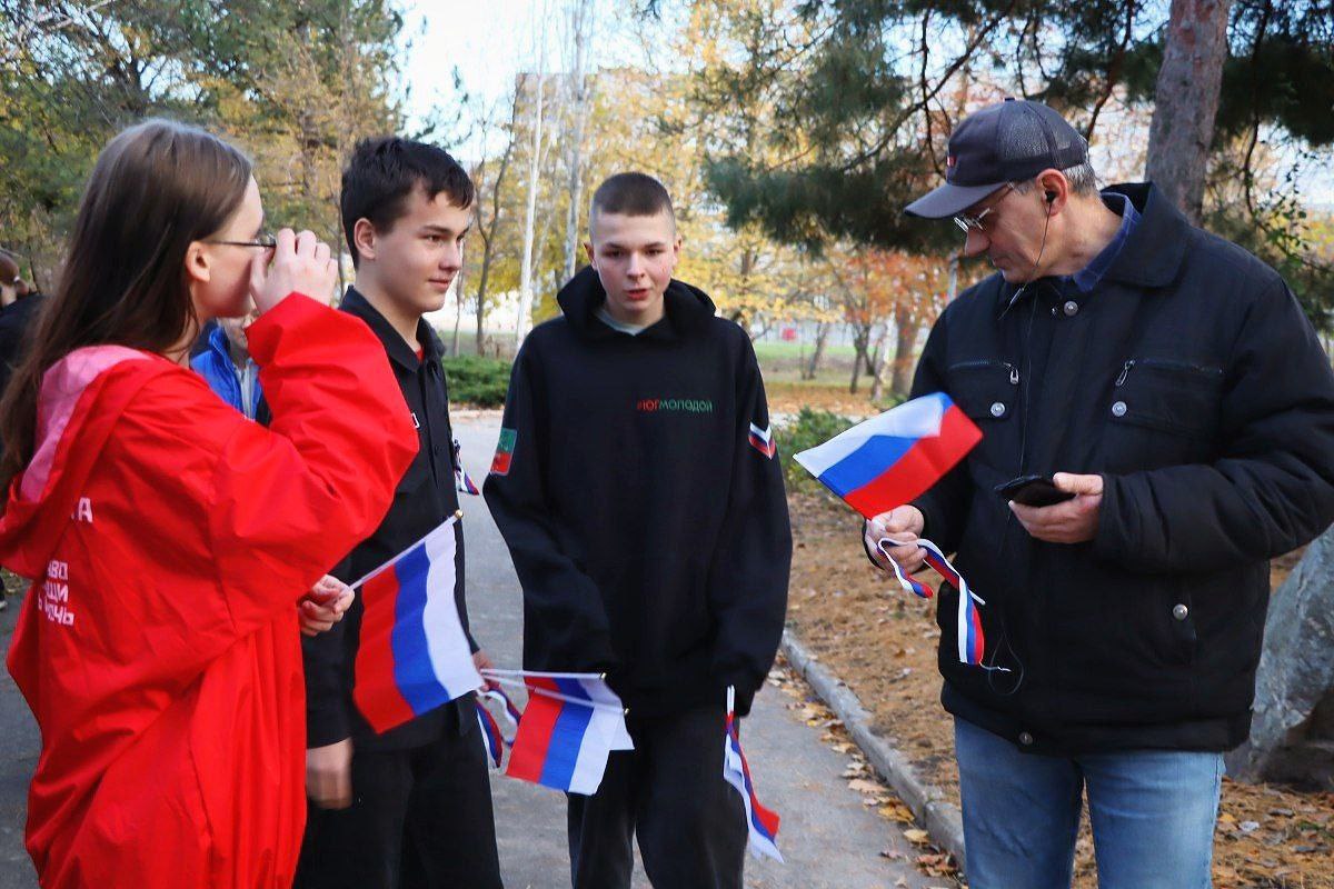 В Энергодаре состоялась акция «Российский триколор»: единство и сплоченность В Энергодаре состоялась акция «Российский триколор»: единство и сплоченность