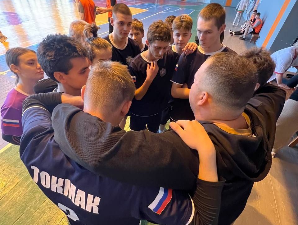 В честь Дня народного единства в Токмаке состоялся настоящий праздник волейбола В честь Дня народного единства в Токмаке состоялся настоящий праздник волейбола