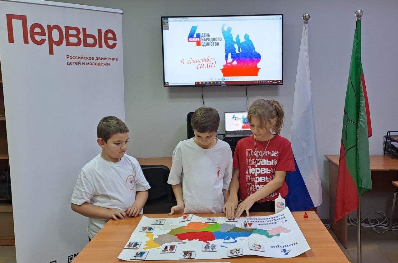 Территориальная избирательная комиссия №15 решила отметить День народного единства по-особенному! Они создали уникальный плакат в технике ниткографии, чтобы наглядно показать, как многого можно достичь, когда мы вместе! Территориальная избирательная комиссия №15 решила отметить День народного единства по-особенному! Они создали уникальный плакат в технике ниткографии, чтобы наглядно показать, как многого можно достичь, когда мы вместе!