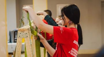 Молодежь Запорожской области сплела маскировочную сеть для бойцов СВО