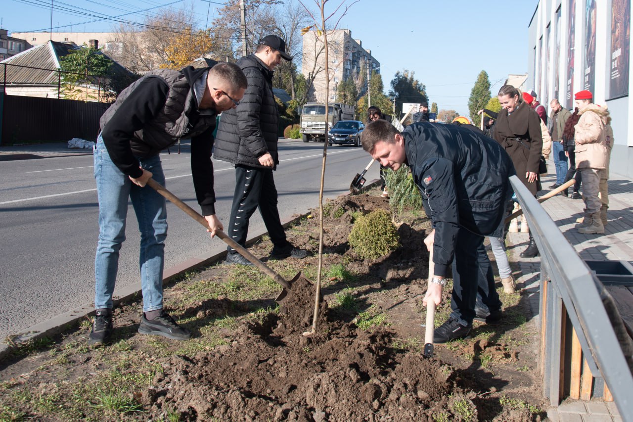 Ко Дню народного единства в Мелитополе состоялась акция по высадке деревьев у мультимедийного парка Ко Дню народного единства в Мелитополе состоялась акция по высадке деревьев у мультимедийного парка