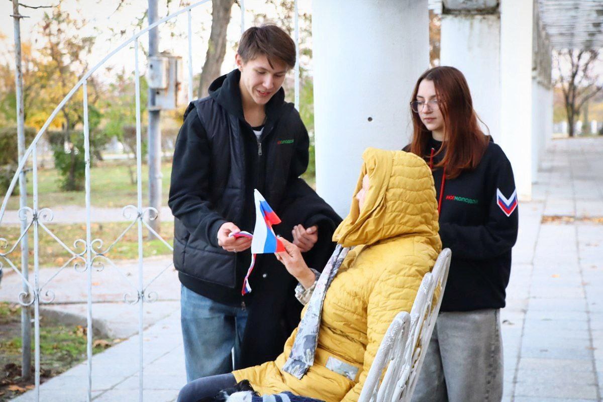 В Энергодаре состоялась акция «Российский триколор»: единство и сплоченность В Энергодаре состоялась акция «Российский триколор»: единство и сплоченность