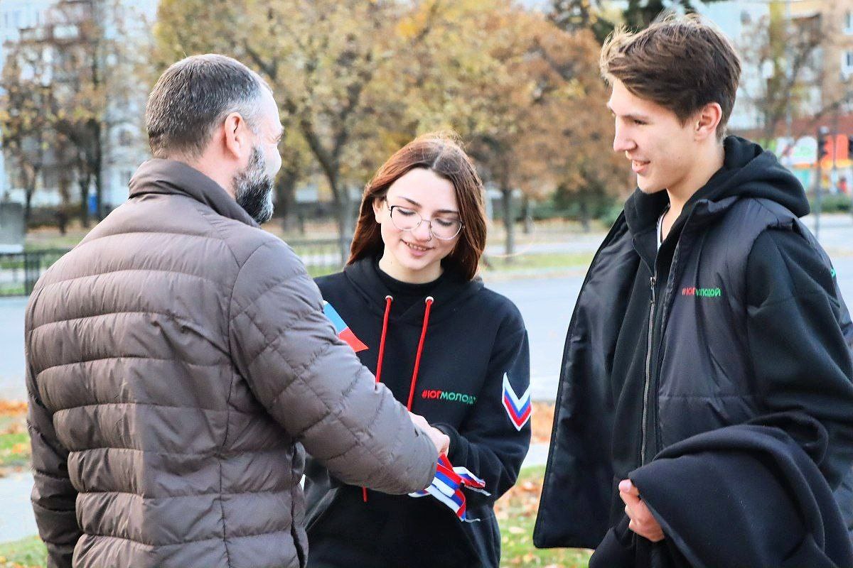 В Энергодаре состоялась акция «Российский триколор»: единство и сплоченность В Энергодаре состоялась акция «Российский триколор»: единство и сплоченность