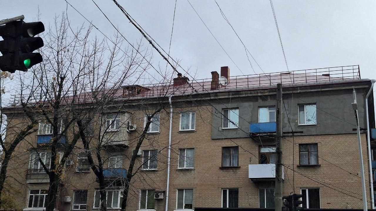 Архангельская область завершает капитальный ремонт кровли жилого дома в Мелитополе