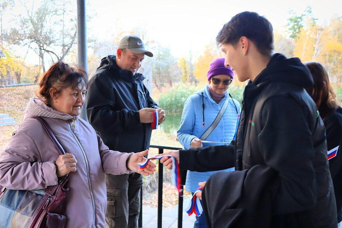 В Энергодаре состоялась акция «Российский триколор»: единство и сплоченность В Энергодаре состоялась акция «Российский триколор»: единство и сплоченность