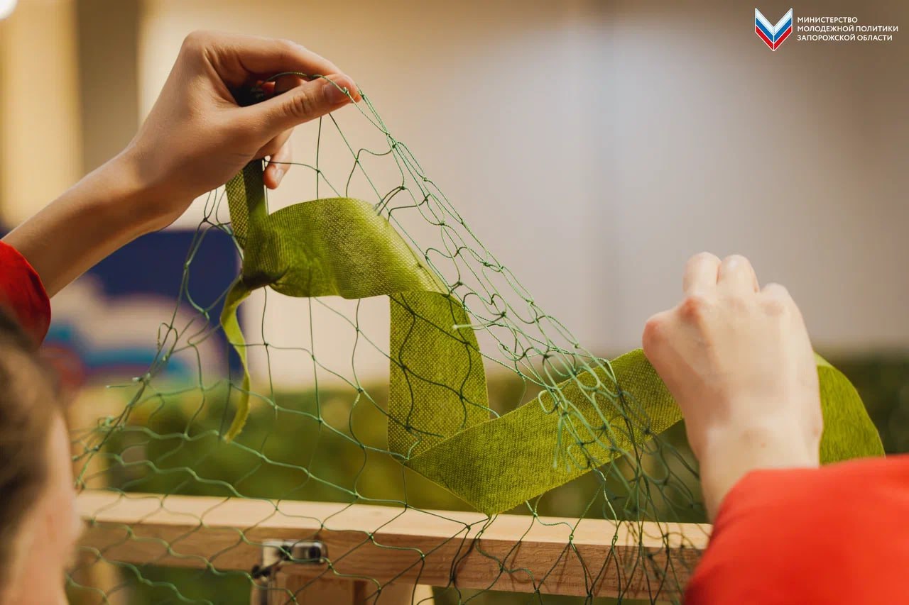 Всероссийская акция «Россия — семья семей»: плетение маскировочных сетей Всероссийская акция «Россия — семья семей»: плетение маскировочных сетей