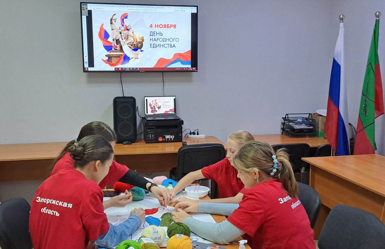 Территориальная избирательная комиссия №15 решила отметить День народного единства по-особенному! Они создали уникальный плакат в технике ниткографии, чтобы наглядно показать, как многого можно достичь, когда мы вместе! Территориальная избирательная комиссия №15 решила отметить День народного единства по-особенному! Они создали уникальный плакат в технике ниткографии, чтобы наглядно показать, как многого можно достичь, когда мы вместе!