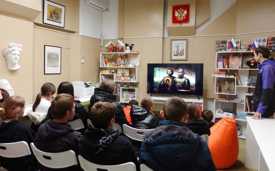 В рамках популяризации Дня народного единства в Детском центре Токмакского краеведческого музея для старшеклассников школы с.Запорожья был организован просмотр фильма «Освободители. Минин и Пожарский»