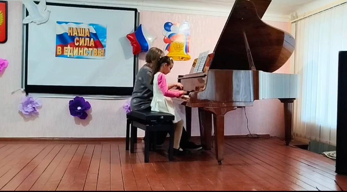 В концертном зале «Днепрорудненской детской школы искусств» состоялся яркий и запоминающийся концерт, посвященный Дню народного единства В концертном зале «Днепрорудненской детской школы искусств» состоялся яркий и запоминающийся концерт, посвященный Дню народного единства