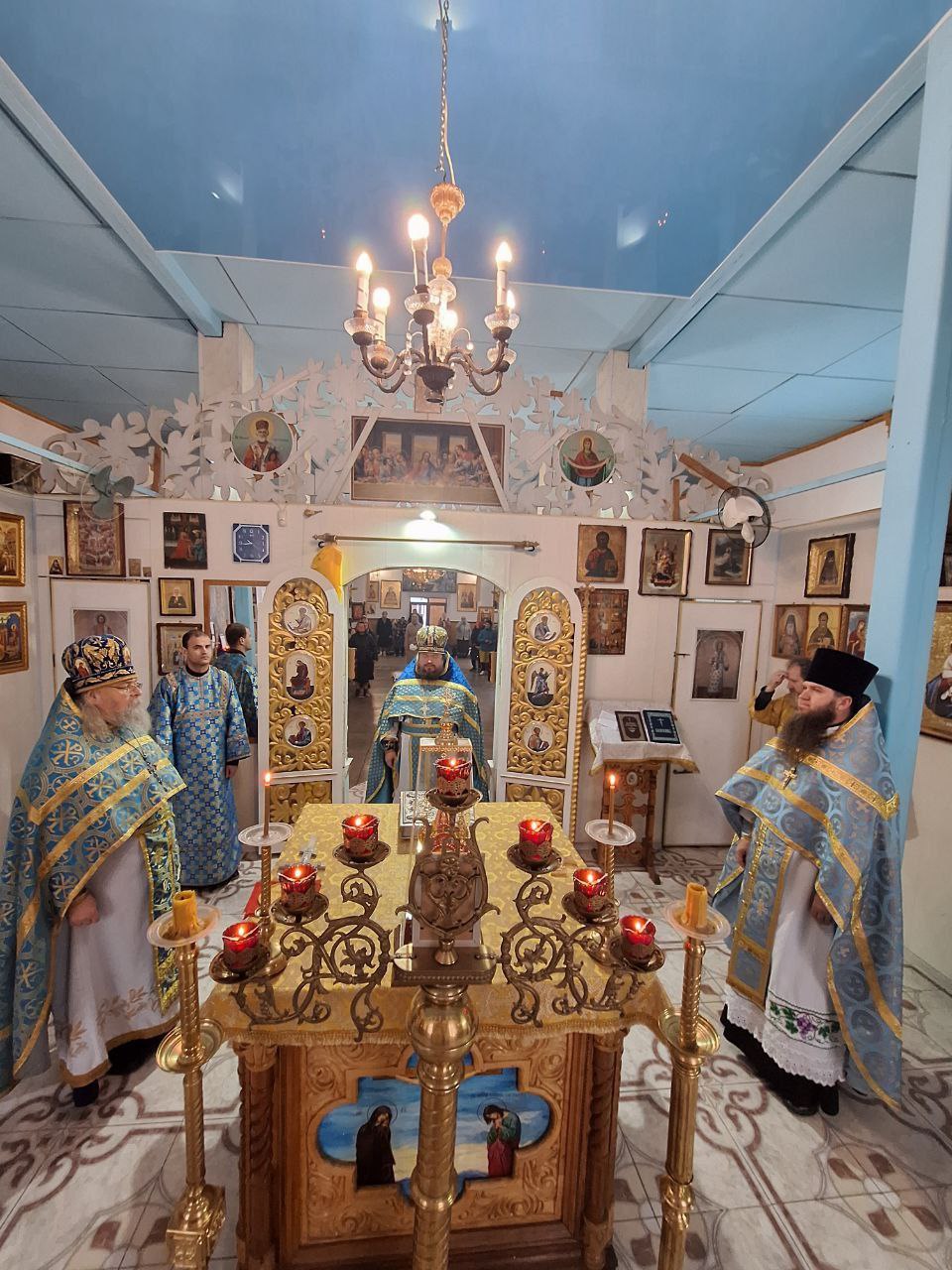 4 ноября, в день чествования иконы Божией Матери «Казанской», а так же праздника Дня народного единства в храме святых апостолов Петра и Павла г. Васильевка состоялась праздничная божественная литургия