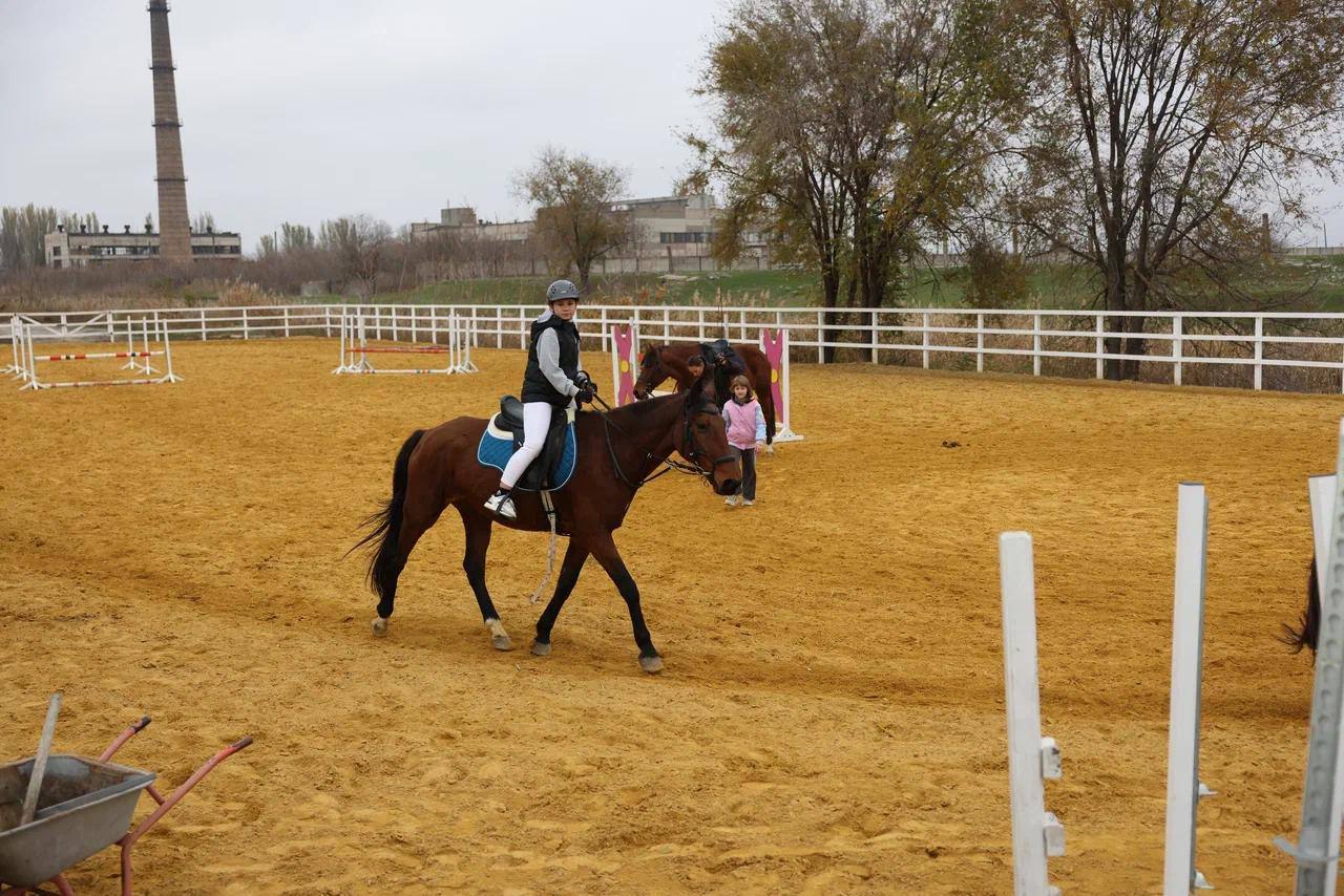 Евгений Балицкий: Также в рамках визита Марат Шакирзянович посетил конноспортивный клуб «Аллюр» в Мелитополе, где десятки ребят учатся верховой езде Евгений Балицкий: Также в рамках визита Марат Шакирзянович посетил конноспортивный клуб «Аллюр» в Мелитополе, где десятки ребят учатся верховой езде