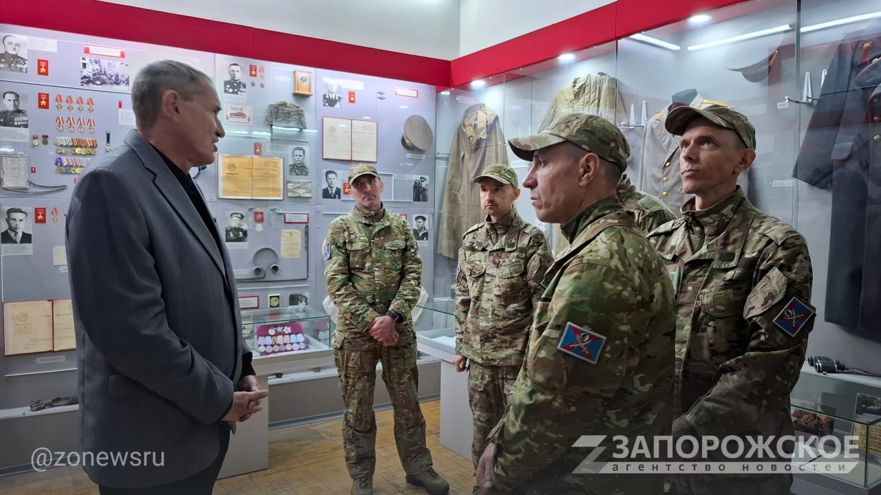 Сотрудники краеведческого музея Мелитополя в преддверии Дня народного единства провели экскурсию для бойцов добровольческого отряда имени Мартына Пушкаря, ранее служивших в Вооруженных силах Украины Сотрудники краеведческого музея Мелитополя в преддверии Дня народного единства провели экскурсию для бойцов добровольческого отряда имени Мартына Пушкаря, ранее служивших в Вооруженных силах Украины