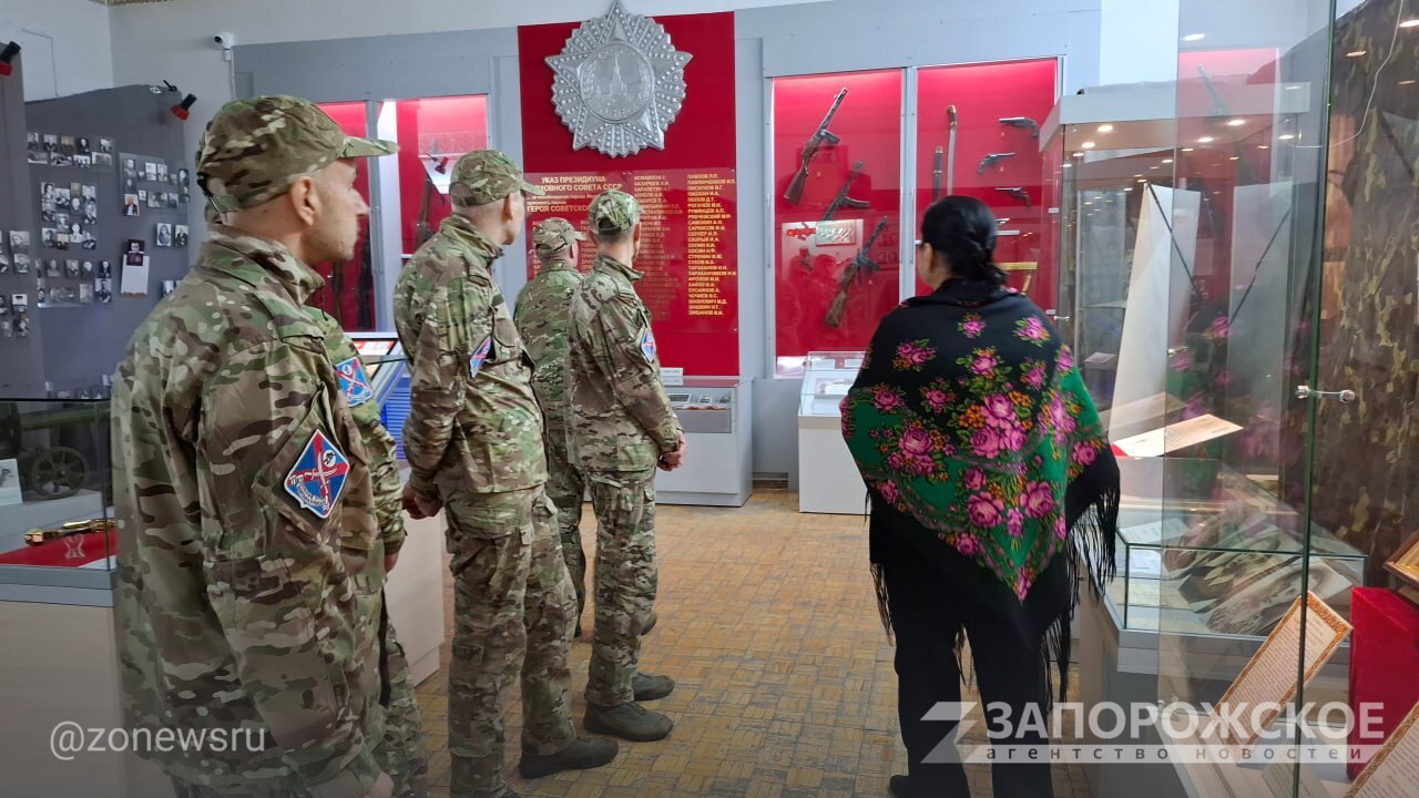 Сотрудники краеведческого музея Мелитополя в преддверии Дня народного единства провели экскурсию для бойцов добровольческого отряда имени Мартына Пушкаря, ранее служивших в Вооруженных силах Украины Сотрудники краеведческого музея Мелитополя в преддверии Дня народного единства провели экскурсию для бойцов добровольческого отряда имени Мартына Пушкаря, ранее служивших в Вооруженных силах Украины