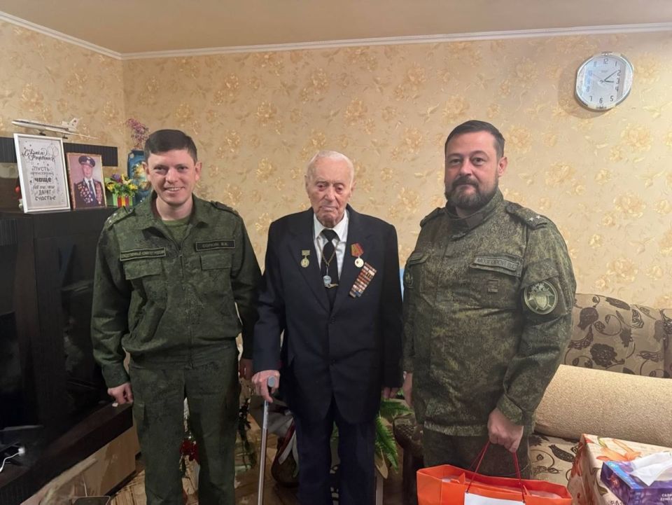 101 Офицеры следственного управления Следственного комитета Российской Федерации поздравили с днем рождения ветерана Великой Отечественной войны Владимира Николаевича Капитонова