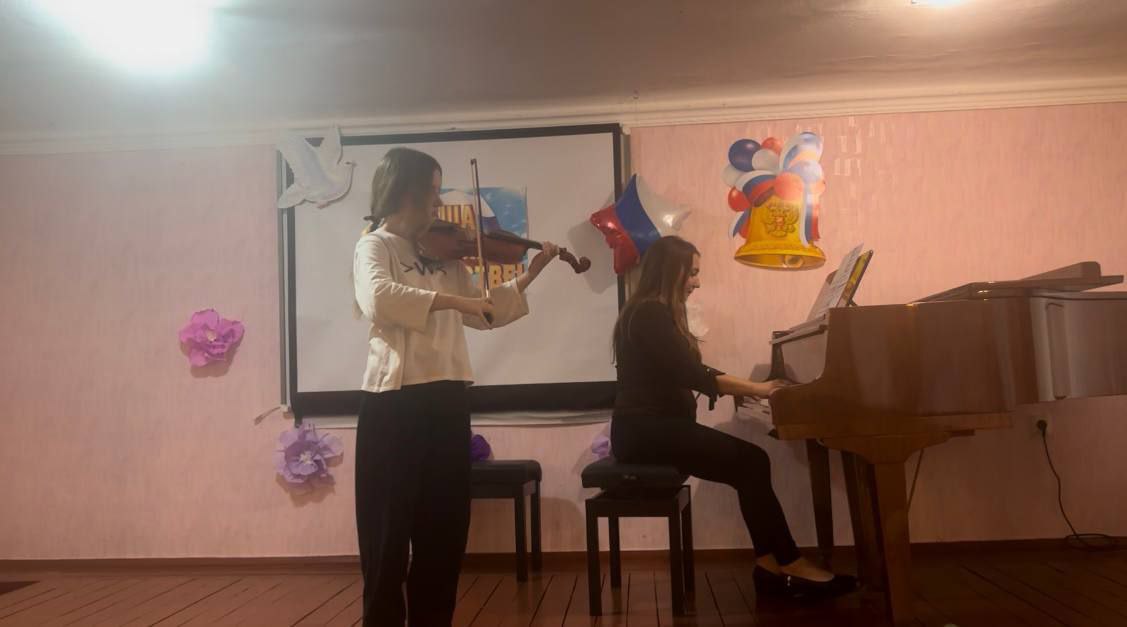 В концертном зале «Днепрорудненской детской школы искусств» состоялся яркий и запоминающийся концерт, посвященный Дню народного единства В концертном зале «Днепрорудненской детской школы искусств» состоялся яркий и запоминающийся концерт, посвященный Дню народного единства